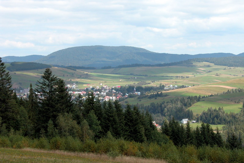 Widok ze ścieżki na Tylicz i w tle Lackową